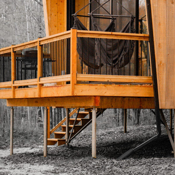 Les pieux vissés sont solides pour une terrasse de chalet Les pieux vissés sont solides pour une terrasse de chalet
