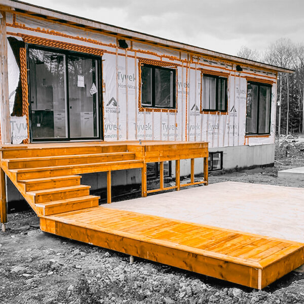 Les pieux sont vissés et le patio peut débuter le jour même - Estrie Les pieux sont vissés et le patio peut débuter le jour même - Estrie