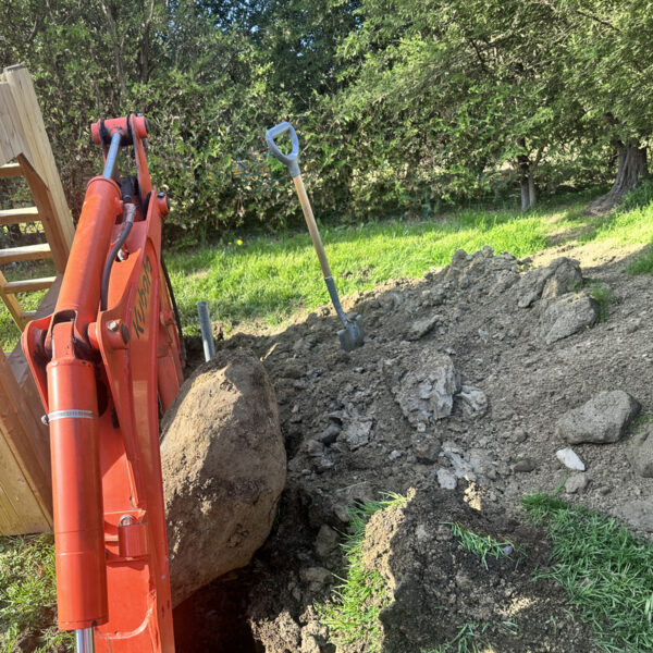 Pelle rétrocaveuse intégrée au tracteur Pro Pieux